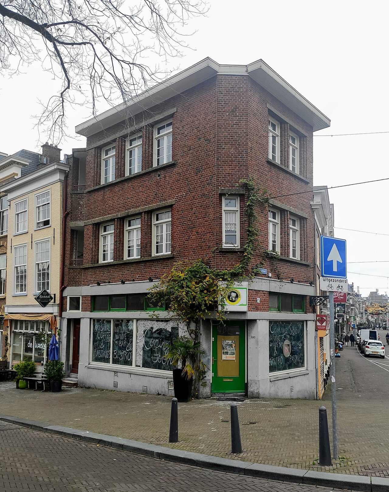 The corner building at Wagenstraat 193 in The Hague, home of De Kade
